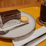 お菓子とくつろぎとこむぎさん - オペラ、アイスコーヒー