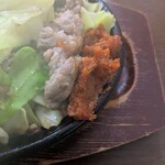 元祖 びっくり亭 - 赤いのが秘伝の辛味噌