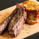 ゴリラ精肉店 - 料理写真:レア焼きハラミと炭パリパリチキンのダブルステーキ