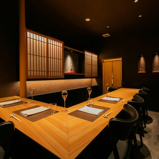 Ｌ字のカウンター個室。シックな空間で接待にもお使い頂けます。最大６名様。