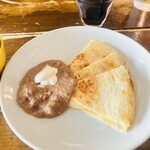 エルパンチョ - ケサディージャとフリホレス
トウモロコシ粉のトルティーヤにはチーズがたっぷり