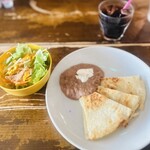 エルパンチョ - メキシカンＢにはミニサラダとケサディージャとドリンクがセットです