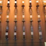 壁に飾られた古酒のボトル
