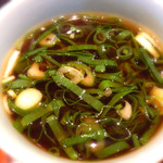 蕎麦さとう - 蕎麦つゆを蕎麦湯で割る時に薬味のネギも一緒にというのが店主のオススメでした。美味しいかったです。