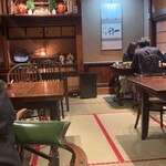 小淵沢 井筒屋 - 店内は畳、落ち着く内装