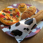 こびとぱん - 料理写真:くるみるく＆ハーブソーセージパン＆スマイルパン＆チキンと野菜のピザ