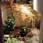 勢揃坂 蕎 ぎん清 - 入口の坪庭。