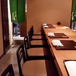 勢揃坂 蕎 ぎん清 - ゆったりしたカウンター席。