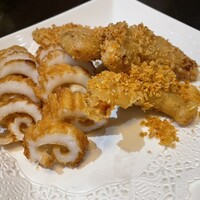 廣東料理 民生 ヒルトンプラザウエスト店 - イカの天ぷら　かぼちゃの天ぷらサクサクガーリック揚げ