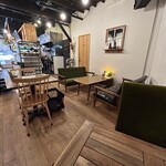 オールウェイズサンシャイン サンドイッチバー - 店内の1番奥の席から