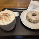 スターバックス・コーヒー - 料理写真:ジンジャーブレッドラテ(590円)+ホワイトマカダミアドーナツ(310円)