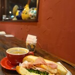 カッフェ ビアンコ - ハーフサイズパニーニ(800円)、ブレンドコーヒー(45+円)