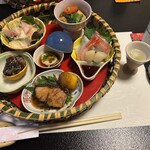 杏花亭 - 食前の柚子ジュースと籠盛り(特に美味しかったのは、生ハムと洋梨のはちみつドレッシングサラダと、牡蠣とナスを揚げた味噌和えで、柚子の皮も一緒に食べました。)