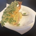 杏花亭 - 天ぷらは、ミニにんじんの葉とエビと蓮根のはさみ揚げとリンゴ(リンゴは甘味が増して美味！)