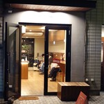 エイト コーヒー - 店内は8人位の方が座れる木椅子がありました