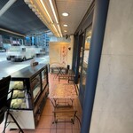 ボン クール - 店外のベンチ&小テーブル、椅子と小テーブル