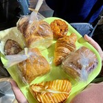 ベーカリー ペニーレイン - 料理写真:購入したパンは持ち帰りましたが、店内やテラスでいただくこともできます