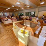 お菓子の城 - 平日ですがツアー客などで賑わってました