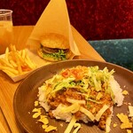 ZEST CANTINA - 料理写真:タコライスとハンバーガー。タコライスって沖縄発祥なんですね！メキシコ料理じゃないのね⁈