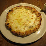 Motive Pizzeria E Caseificio - クアトロ フォルマッジ 白カビ(左), ゴルゴンゾーラ(右)