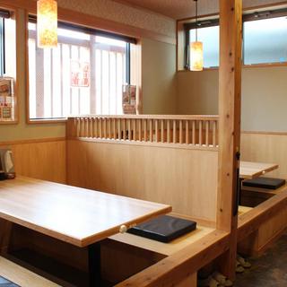 木のぬくもりいっぱいのくつろげる空間