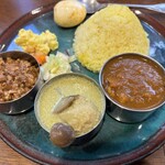 リコ プア - 3種盛り　左:キーマ　中:日替わり　右:山椒ポーク