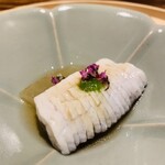 温石 - ③【進肴】
            梭子魚（カマス）、冬瓜、叩き葱と紫蘇花のせ