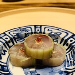 温石 - ②【先付-2】
            鯵の胡瓜巻き、梅肉のせ