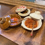リコ プア - 味変　奥:自家製ラー油　手前左:粉末唐辛子をお酢につけたもの　手前右:唐辛子粉末
