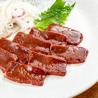 冷凍せずに届く、旨味が凝縮された"会津産"の馬肉料理を味わう