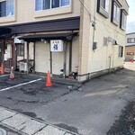 麺 晴天 - メイン駐車場は右側の通路を通ります