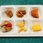 青森フォレストホテル アネックス - 朝食(ハンバーグ 十和田バラ焼き イカメンチ 筑前煮 小ぶりの海老天麩羅 だし巻き卵)