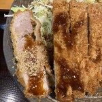 とんかつ しお田 - とんかつにソースわかけてその上に擦った胡麻をかけて食べます（2025年11月21日撮影）