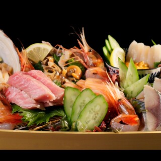 新鮮な魚を使ったお造りや炭火でじっくり炙った焼き魚もおすすめ