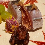 礒田 - 銀杏、カマスの押寿司、バチコの炙り菊花の酢締め、胡桃の赤味噌和えです