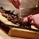 礒田 - 焼く串から手で外すのですが、とっても熱そうです(￣▽￣)