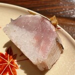 礒田 - 今が旬のど真ん中のカマス。皮目を軽く炙りました。トッピングの生姜がアクセントです