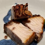 礒田 - 焼き切った鰤の皮がウンマイ