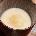 礒田 - このお餅、サツマイモの粗い粒粒が練り込まれております。その芋の甘味が白味噌の甘味と相乗効果を発揮。ほっと落ち着く味わいでした