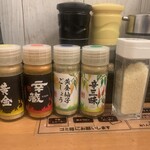 麺匠 釜善 - 卓上の七味と(右端)カレーうどんに添えられたチーズ