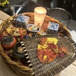 赤坂おぎ乃 - 吹き寄せの八寸
      余市あん肝、能登岩もずく酢、柿の白和え、三つ葉、せんだい麩、菊菜のお浸し、愛知鴨の治部煮、真魚鰹おかき粉フライタルタル、シルクスイートの焼き芋