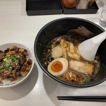 青空きっど 零壱 - 焦がし中華　トッピング:黒玉丸々1個(醤油煮たまご)  炙りちゃーしゅー丼(小)