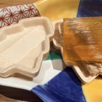 時喰み - フォアグラ最中の内容　フォアグラ、いぶりがっこ、のし梅が入っています