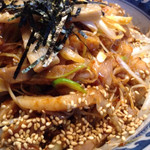 長町ラーメン - 脂たっぷり（笑）
      ガツンとくるボリュームのある一杯