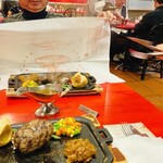 ハングリータイガー - 目の前でソースをかけ、最後の仕上げを行う瞬間