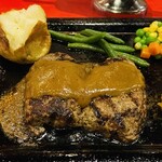 ハングリータイガー - オリジナルハンバーグに付く具材とともに