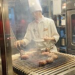 ハングリータイガー - ハンバーグを炭火で次々に焼く様子が見られる入口脇の調理スペース