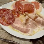 pizzeria pieno - 生ハムとサラミの盛り合わせ　ハーフ