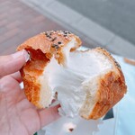 シュークリー - クリームパン、生クリーム入りは珍しいと思います。おいしい〜！