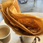 にゃんとパリパリなクレープ - 幾重にも重なったパリパリ層にスライスアーモンドの食感が加わってサイコー